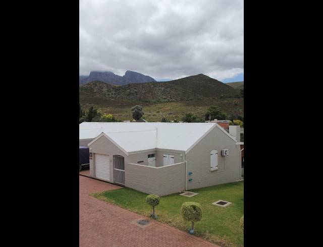 2 bed property to rent in VAN RIEBEECK PARK